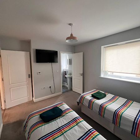 Whyte, Modern 3 Bed House With Garden, Sleeps 9, Free Parking, Sittingbourne City Centre, Kent Eksteriør bilde