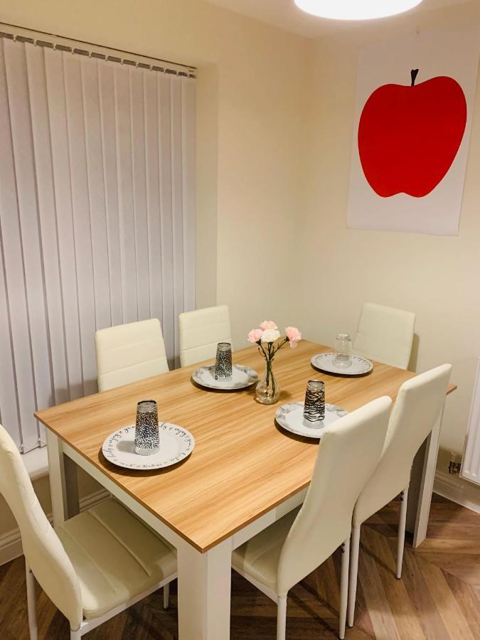 Whyte, Modern 3 Bed House With Garden, Sleeps 9, Free Parking, Sittingbourne City Centre, Kent Eksteriør bilde
