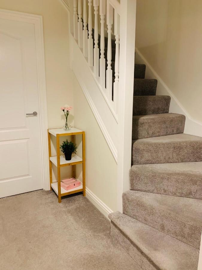 Whyte, Modern 3 Bed House With Garden, Sleeps 9, Free Parking, Sittingbourne City Centre, Kent Eksteriør bilde