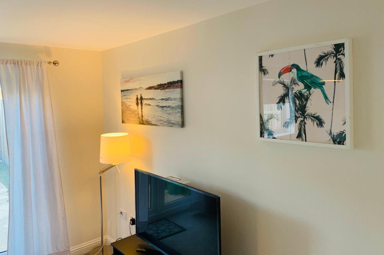 Whyte, Modern 3 Bed House With Garden, Sleeps 9, Free Parking, Sittingbourne City Centre, Kent Eksteriør bilde
