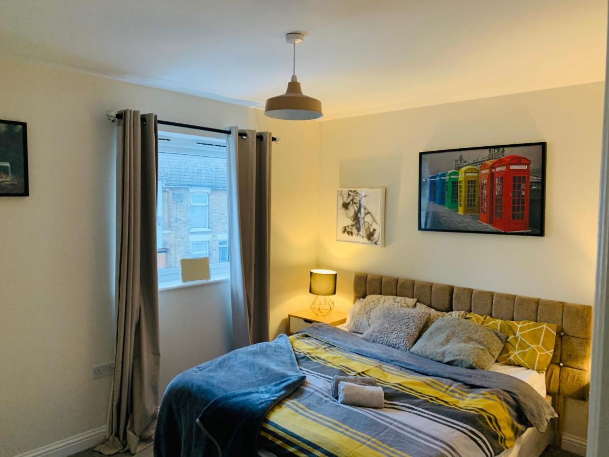 Whyte, Modern 3 Bed House With Garden, Sleeps 9, Free Parking, Sittingbourne City Centre, Kent Eksteriør bilde
