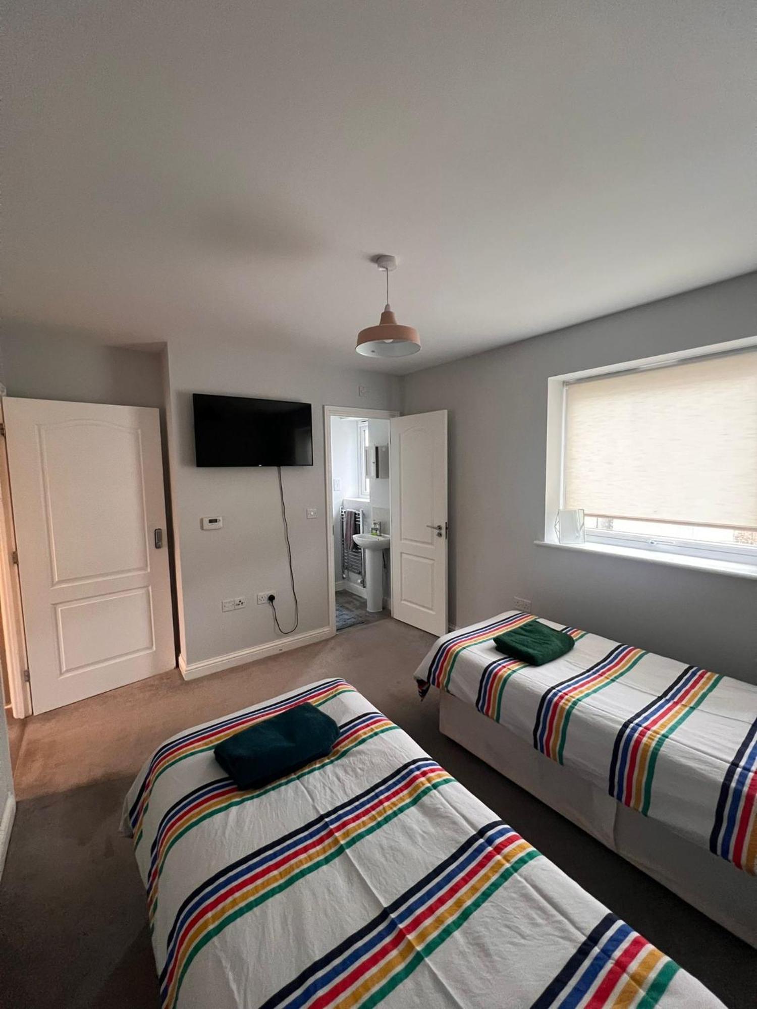 Whyte, Modern 3 Bed House With Garden, Sleeps 9, Free Parking, Sittingbourne City Centre, Kent Eksteriør bilde