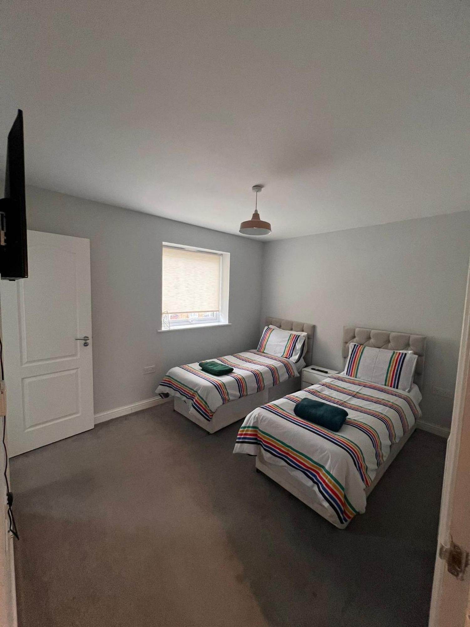 Whyte, Modern 3 Bed House With Garden, Sleeps 9, Free Parking, Sittingbourne City Centre, Kent Eksteriør bilde